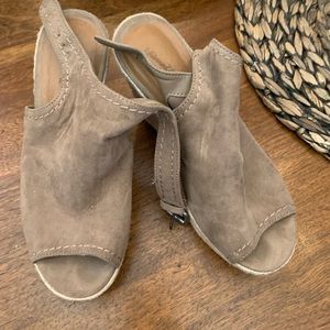 Wedge heels size 6 tan